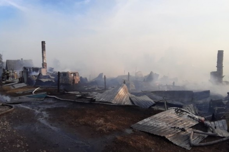 Режим ЧС ввели после крупного пожара в Зиме в Иркутской области