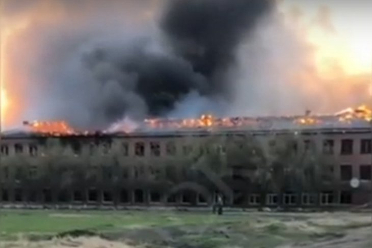 Здание бывшей школы №20 горит в Тулуне