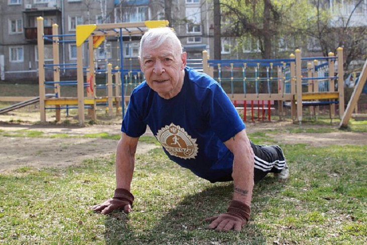 93-летний иркутянин отжался 75 раз в честь Дня Победы