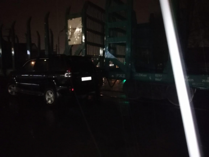 Пьяный водитель Toyota Land Cruiser врезался в тепловоз в Иркутске