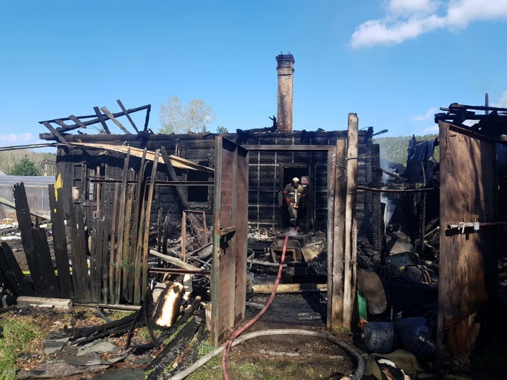Семья пострадала на пожаре в деревянном доме в Большом Луге в Иркутской области