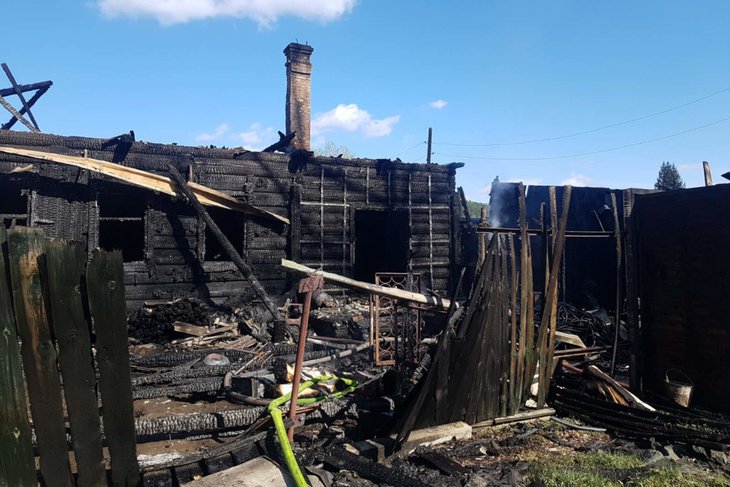 Семья с восьмилетним ребенком пострадала на пожаре в поселке Большой Луг