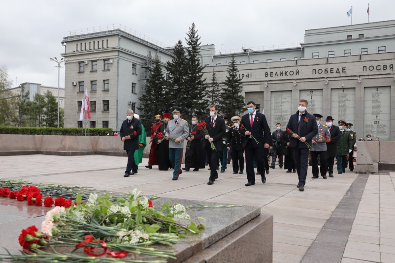 Ведерников возложил цветы к мемориалу "Вечный огонь Славы" и памятнику Белобородову