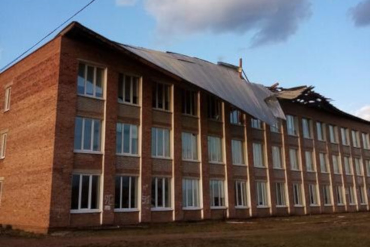 В Жигалово ветер сорвал крышу со здания школы
