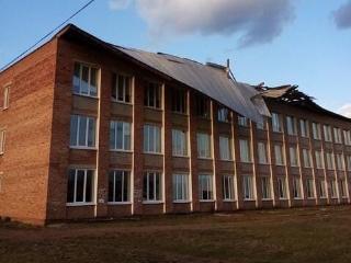 Сильный ветер сорвал 600 квадратных метров кровли школы в Жигалово