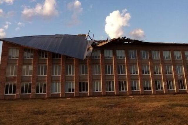 Ветер обрушил крышу школы в посёлке Жигалово