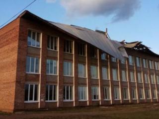 В Жигалово ураганный ветер сорвал крышу со здания школы