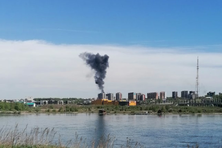 Строящийся дом горел в центре Иркутска