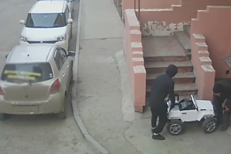 Полицейские в Иркутске вернули мальчику похищенный электромобиль