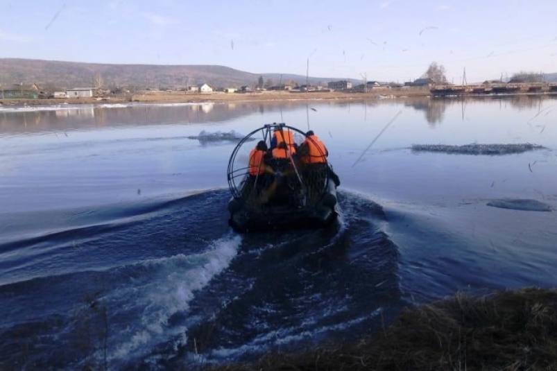 Трое рыбаков пропали без вести в Иркутской области в майские праздники