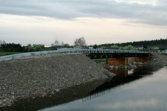 Разрушенный во время наводнения мост восстановили в Черемховском районе