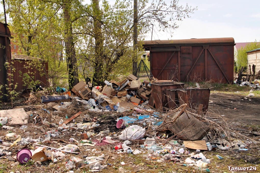 Жители Тайшета устроили свалку на месте снесённых домов по улице Зои Космодемьянской