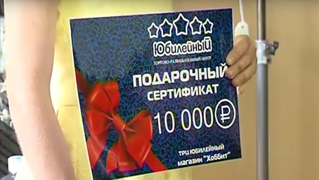 Депутат Александр Панько вручил ученице художественной школы №4 сертификат в специальный магазин для художников