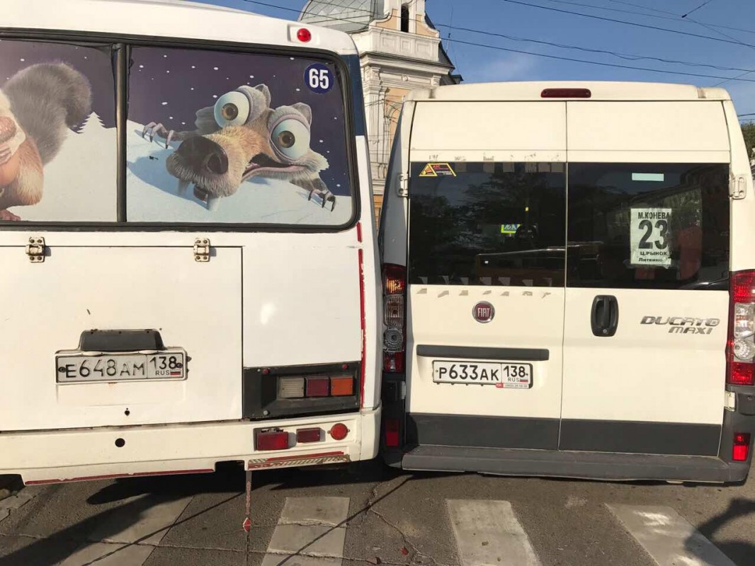 Авария с участием автобуса №65 и маршрутки №23 парализовала движение в центре Иркутска