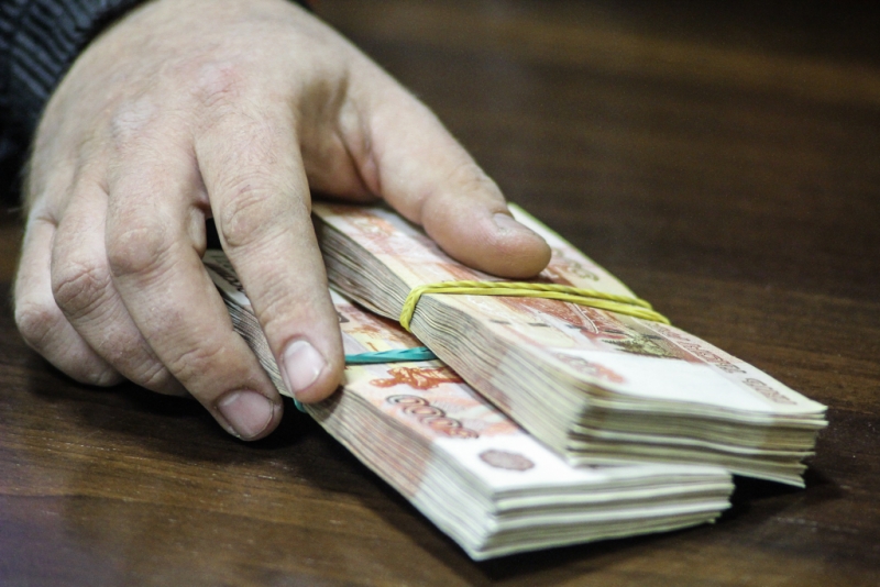 Мужчина в Ангарске пытался откупиться от полицейского взяткой в 10 тысяч рублей