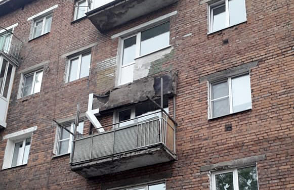 В Тулуне на прохожего обрушился балкон четвёртого этажа