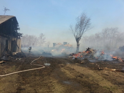 Жилые дома горят в трех поселках Тайшетского и Чунского районов Иркутской области