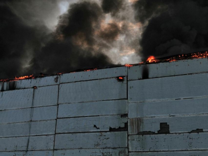 Кровля производственного цеха горела на деревообрабатывающем предприятии в Приангарье