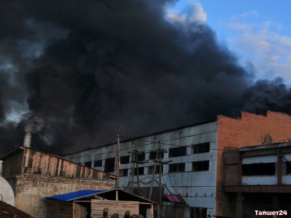 Крупный пожар в Чуне &#8212; загорелся трёхэтажный цех по производству древесного угля