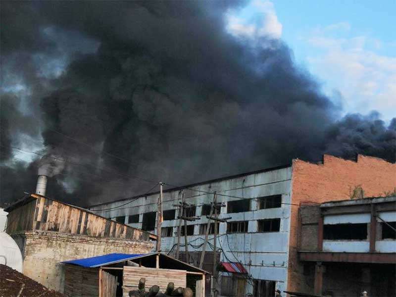 Крупный пожар произошел на деревообрабатывающем предприятии в Чуне