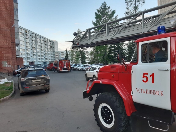 25 человек спасли из горящей девятиэтажки в Усть-Илимске