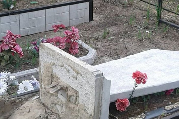 Вандалы разрушили десятки памятников на кладбище в Зиме