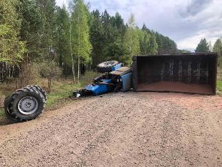 В Куйтунском районе перевернувшийся трактор потерял передние колеса