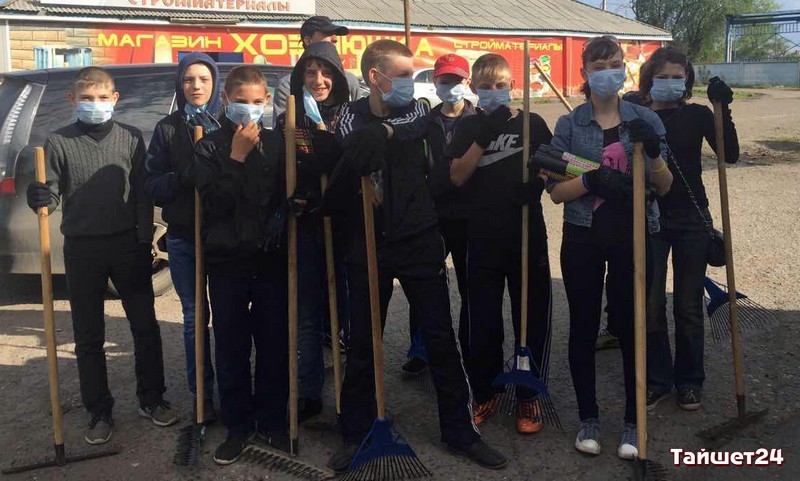 В Тайшете волонтёры и учащиеся школы-интерната №19 привели в порядок сквер по улице Матросова