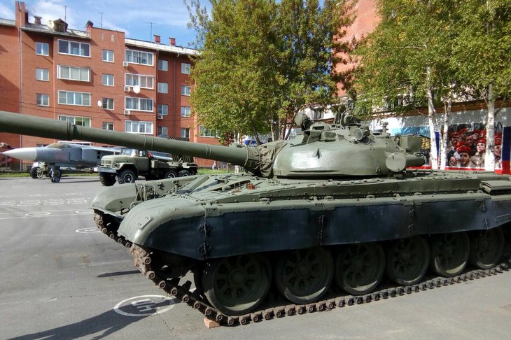 Тяжелую военную технику доставили в городской центр «Патриот»