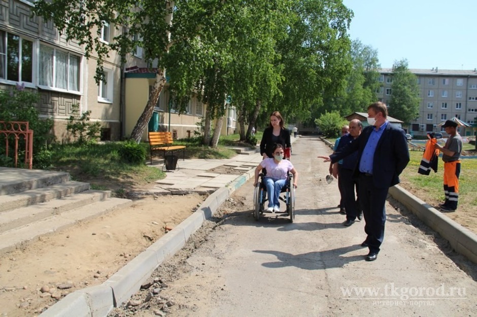 Инвалиды-колясочники помогают властям Саянска благоустраивать дворы и общественные пространства