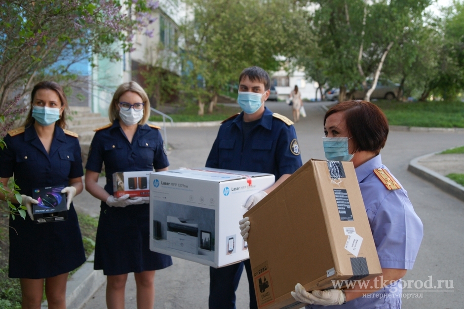 В Иркутской области сотрудники СК РФ подарили многодетной семье современную компьютерную технику