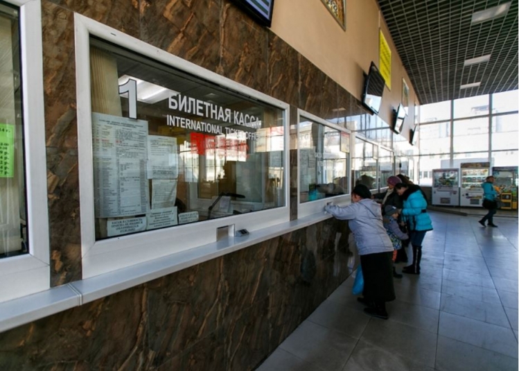 Россияне бросились скупать билеты на самолеты и поезда