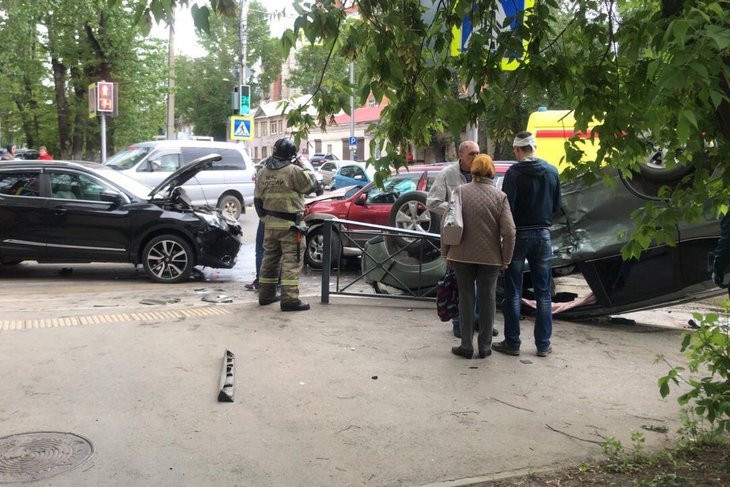 Четыре автомобиля столкнулись в Иркутске на пересечении Депутатской и Лыткина