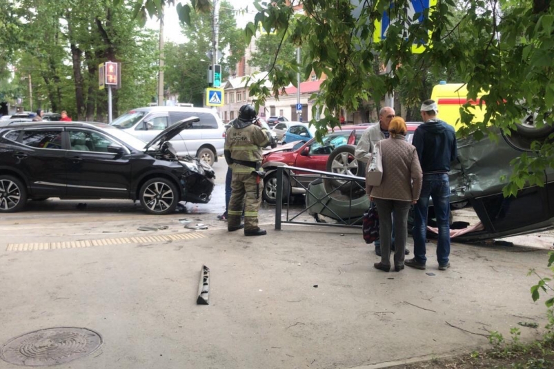 Четыре автомобиля столкнулись на пересечении улиц Депутатская и Лыткина в Иркутске