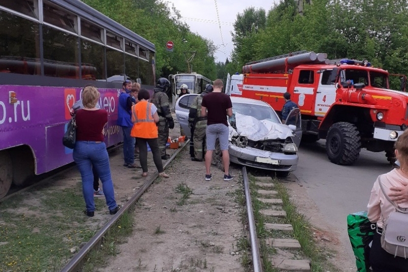 Иномарка "залетела" под трамвай на пересечении Грибоедова и Звездинская в Иркутске