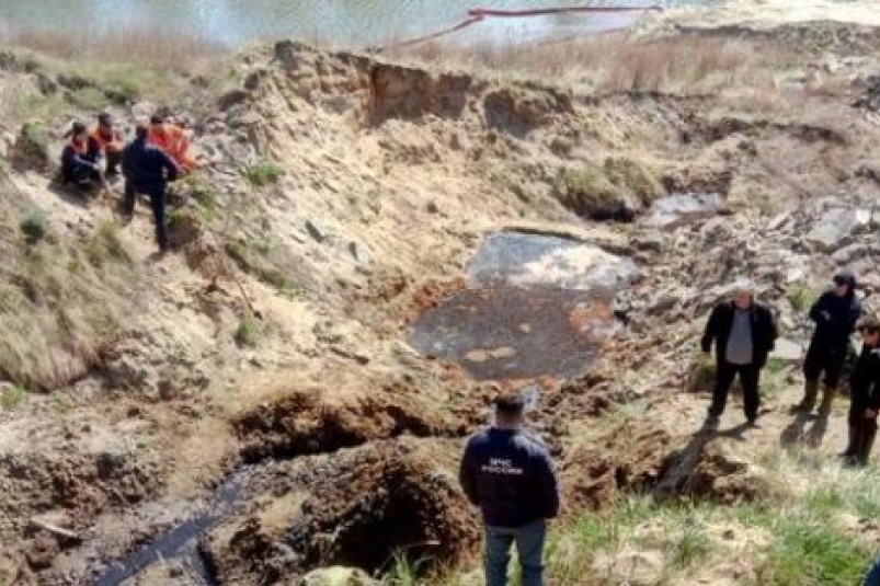 14,4 тысячи кубометров грунта загрязнено нефтью на реке Ангаре в Усольском районе