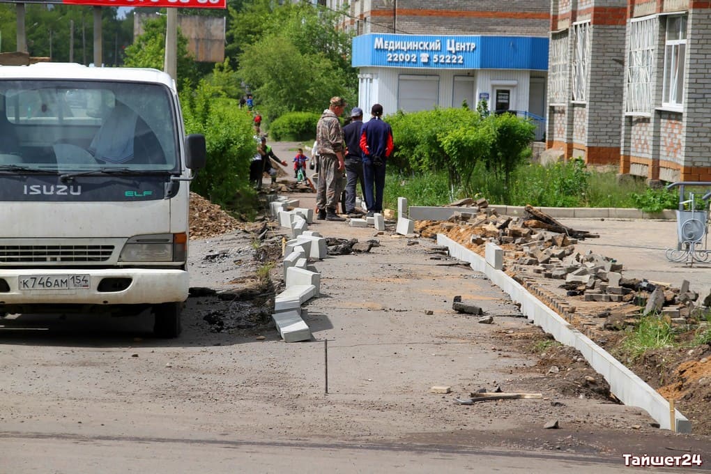 В Тайшете начали ремонт тротуара по улице Транспортной по народным инициативам