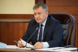 Игорь Кобзев поставил задачу постепенно возобновить штатный режим работы медицинских учреждений Приангарья