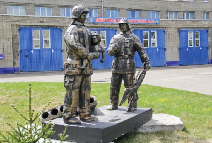Памятник пожарным-спасателям установили в Ангарске