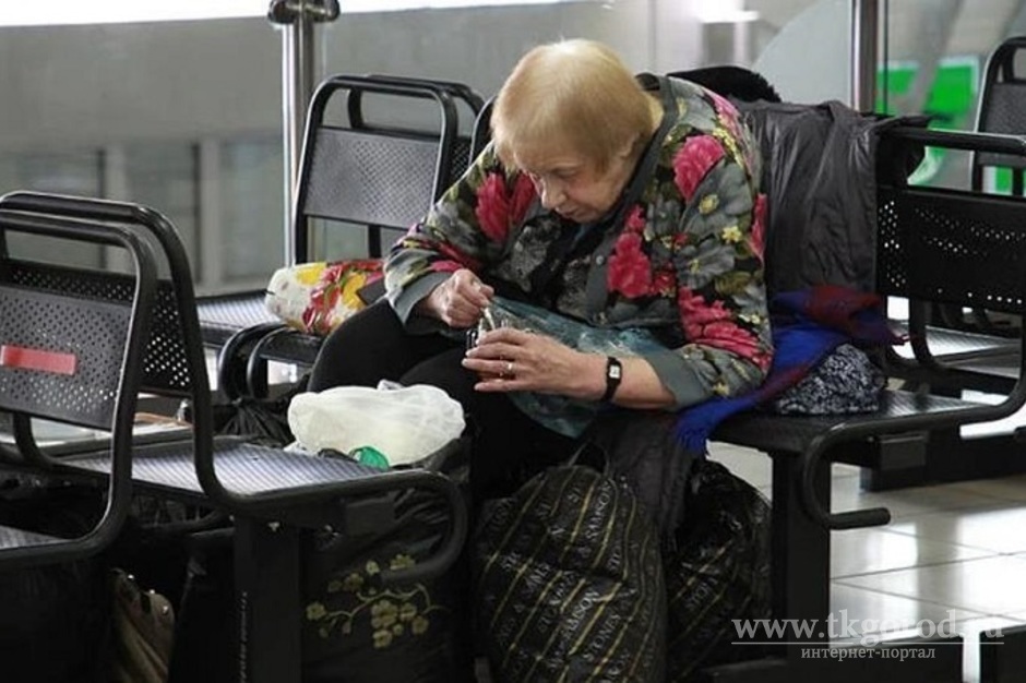 69-летняя пенсионерка поселилась в зале ожидания иркутского аэропорта и отказывается от помощи социальных служб