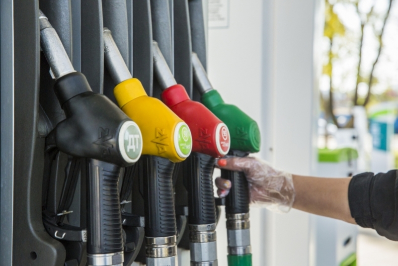 Пять простых способов сэкономить на бензине летом
