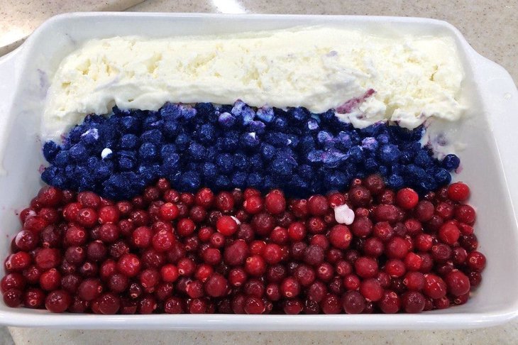 В Иркутске в честь Дня России приготовили десерт в цветах триколора с таежными ягодами