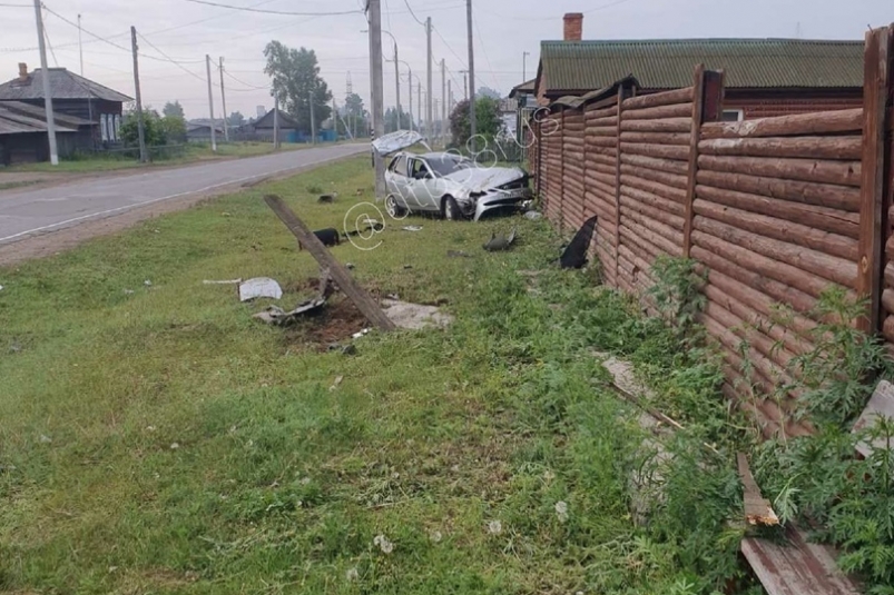 Водитель LADA Priora врезался в забор в Оеке в Иркутском районе