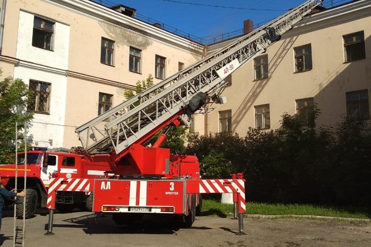 Старое здание городского перинатального центра загорелось на Сурикова в Иркутске