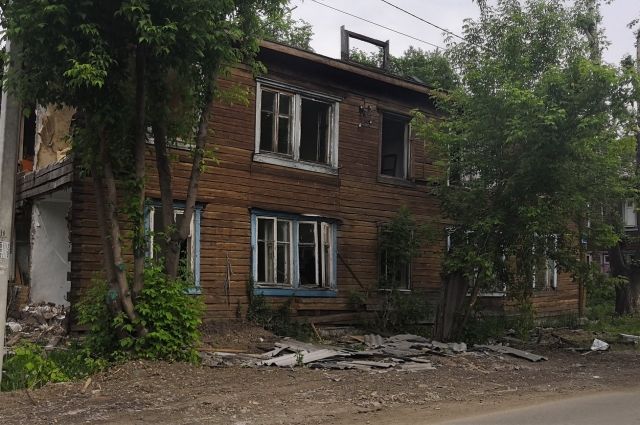 В Иркутске снесут двухэтажный дом, признанный аварийным семь лет назад