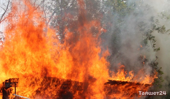 Частный дом горел сегодня утром на улице Победы в Тайшете