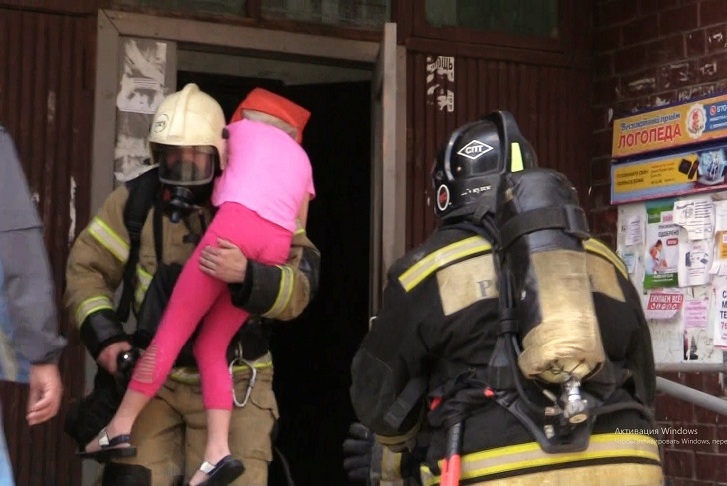 59 человек спаслись на пожаре в пятиэтажном доме в Иркутске