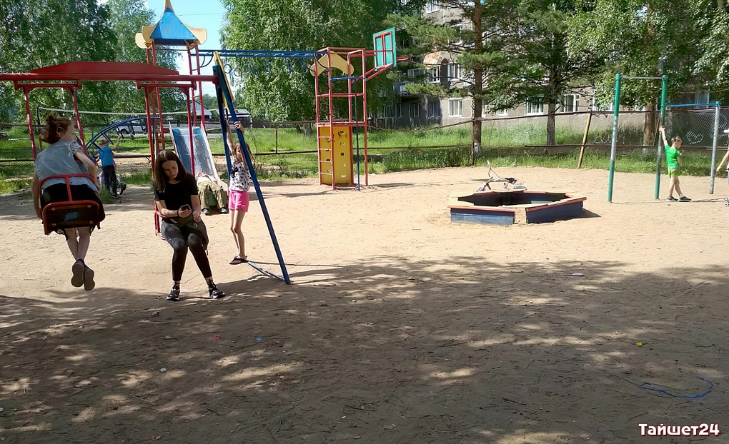 Популярнейшую детскую площадку в Пахотищева превратили в свалку