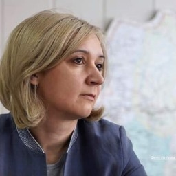 Депутат Заксобрания Наталья Дикусарова поздравляет медицинских работников с профессиональным праздником