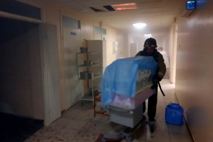 Пациентов и персонал эвакуировали из роддома в Усть-Ордынском из-за задымления